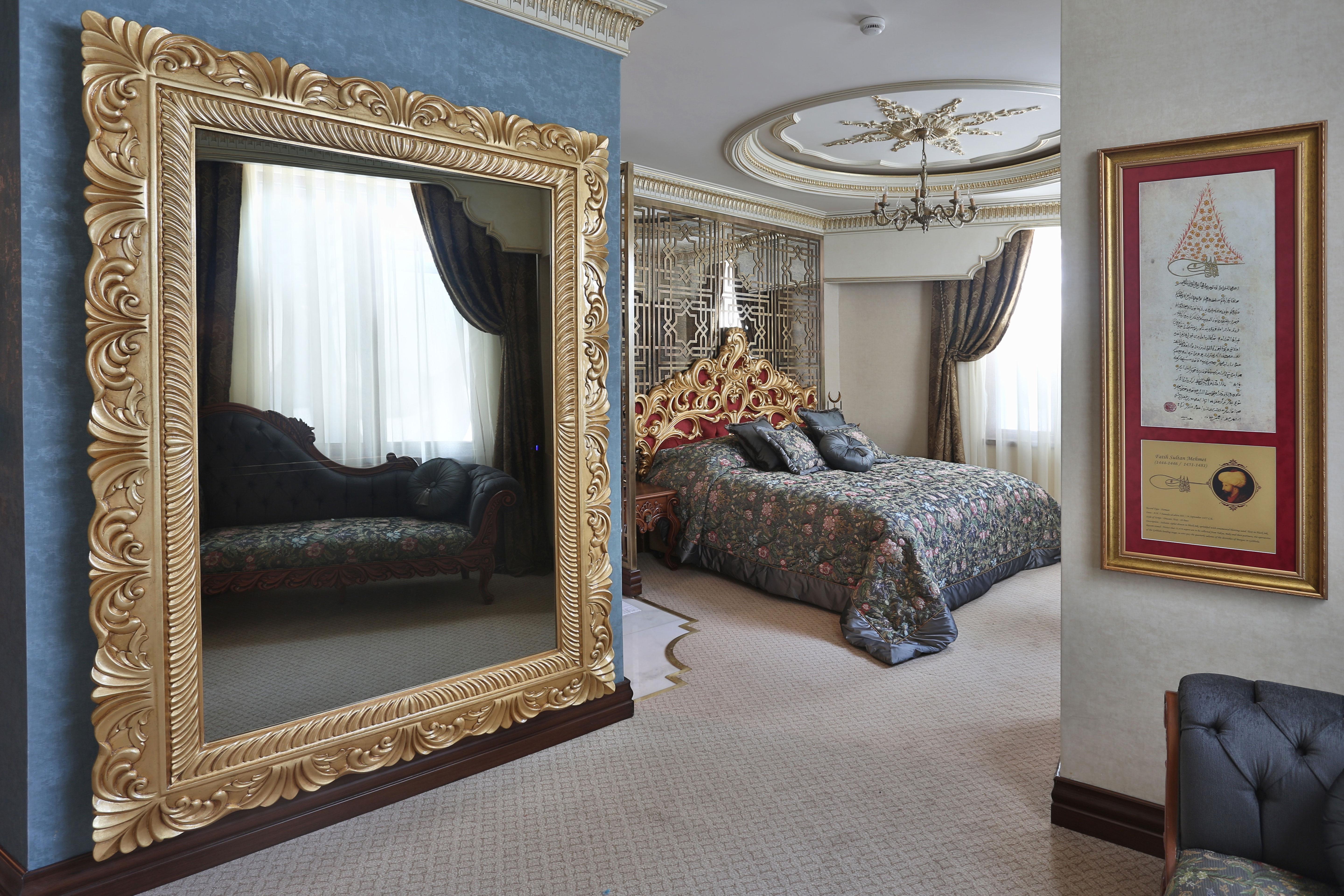 Daru Sultan Hotels Galata Estambul Exterior foto A mirror in a bedroom