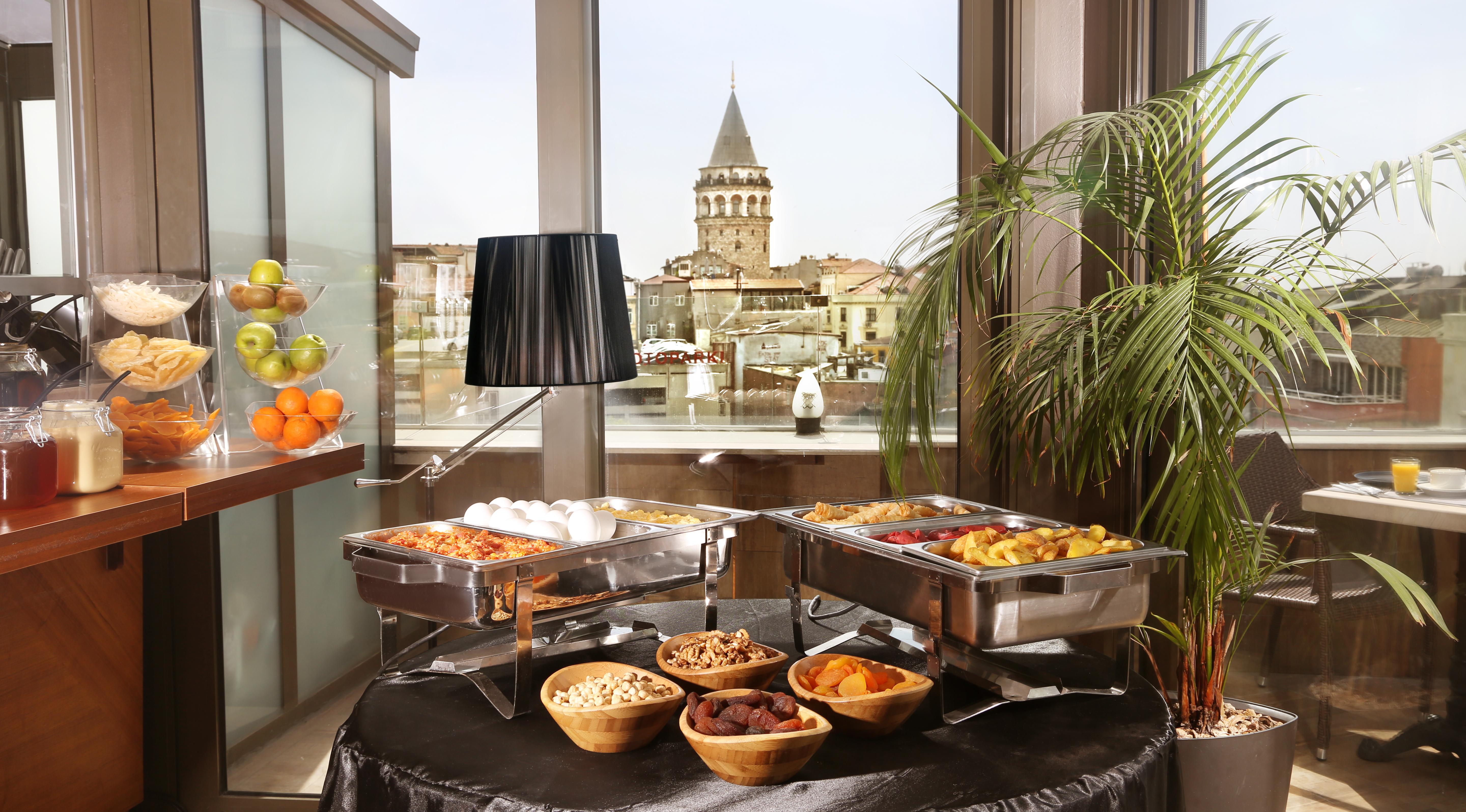 Daru Sultan Hotels Galata Estambul Exterior foto A buffet at a hotel