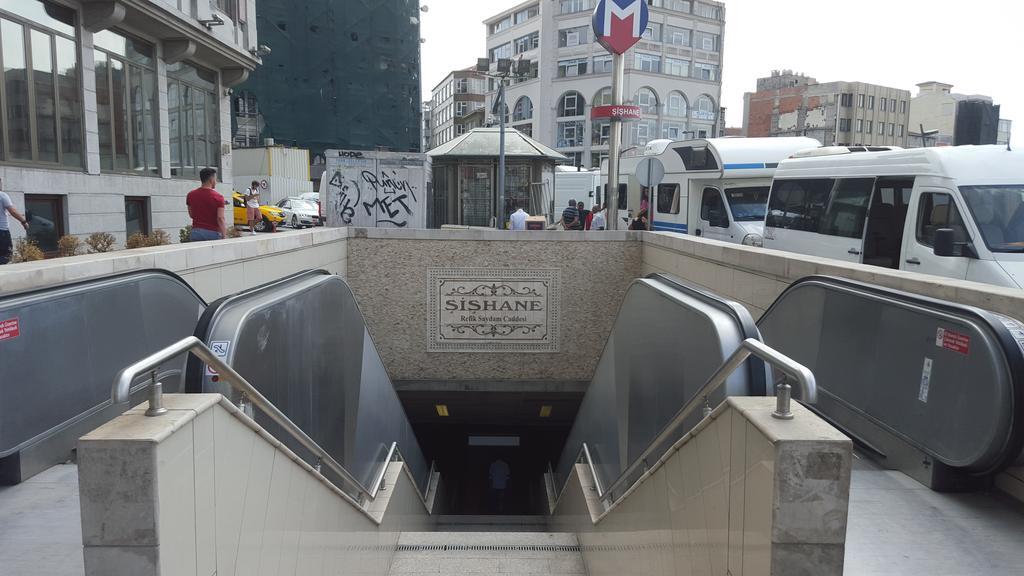 Daru Sultan Hotels Galata Estambul Exterior foto Entrance of the station