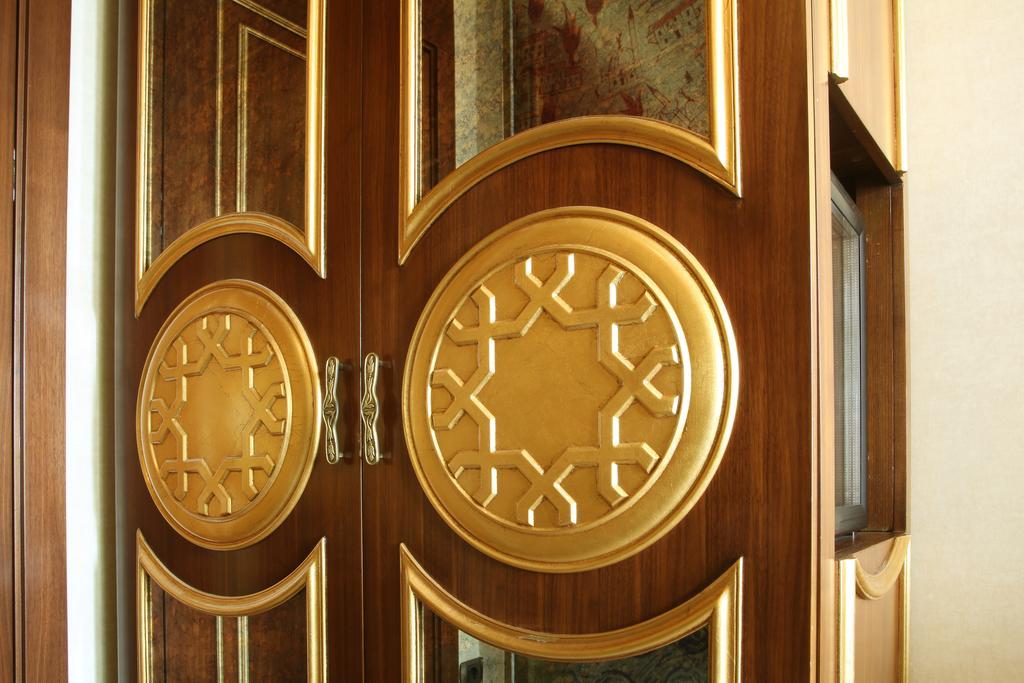 Daru Sultan Hotels Galata Estambul Exterior foto The Star of David on the door of a synagogue